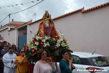 Santa Bárbara luce manto nuevo en la procesión de Lomo Catela (Foto Francisco Javier Santana)